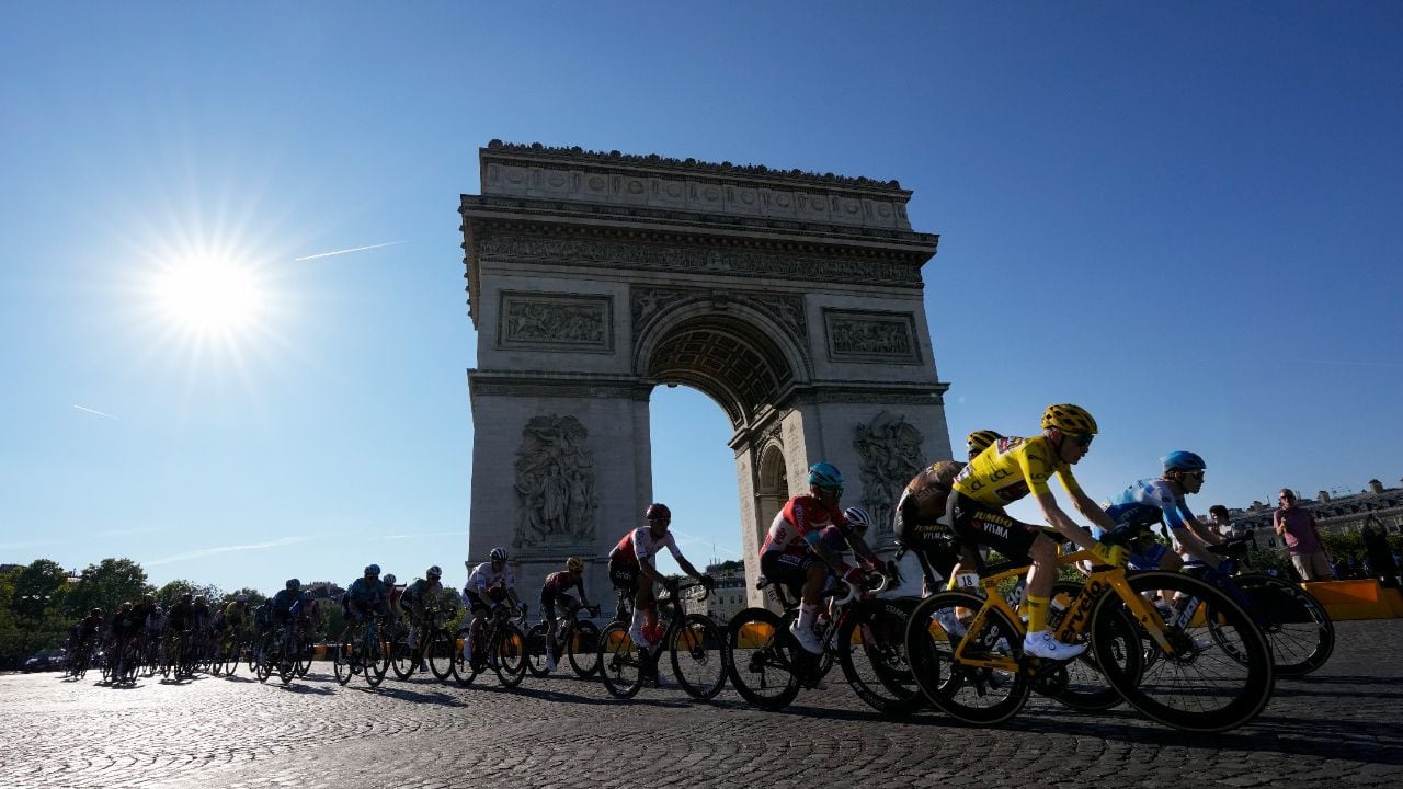 Tour de Francia 2022: ciclistas del pelotón en la etapa 21 transitan por el Arco del Triunfo.