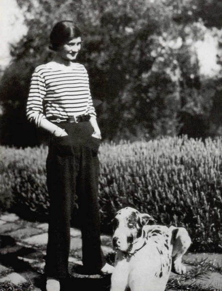 Coco Chanel retratada por autor desconocido en 1928. Wikimedia Commons