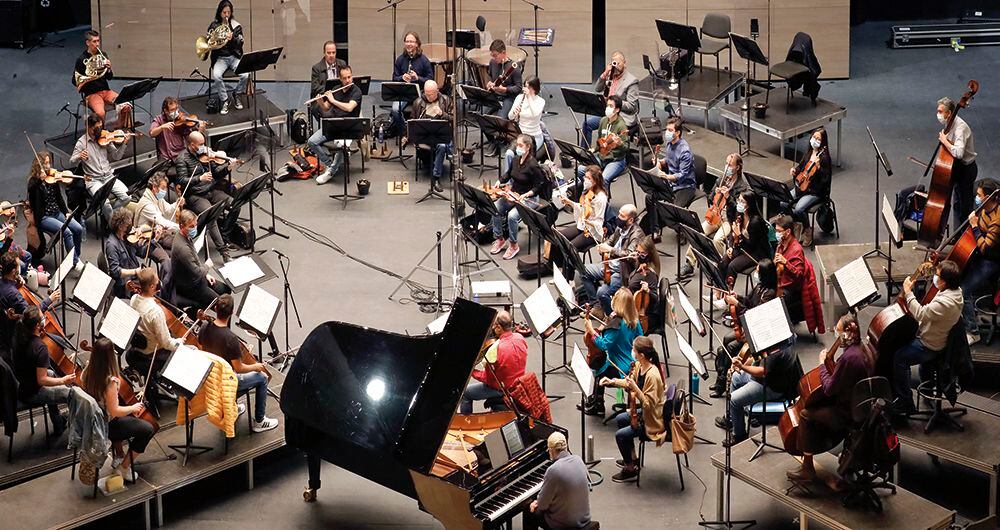 Sesión de grabación en el Teatro El Ensueño, con la orquesta formando un círculo por razones acústicas.