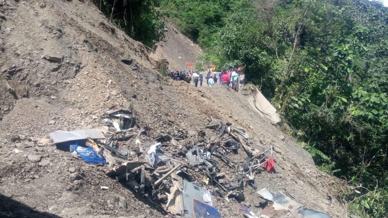 Deslizamiento de tierra sepultó un bus en Risaralda.