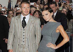 Con su esposo, el jugador de fútbol David Beckham. Este fue uno de sus primeros diseños. AP