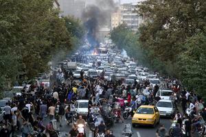 En esta foto del 21 de septiembre de 2022, tomada por una persona que no trabaja para The Associated Press y que fue obtenida por la AP fuera de Irán, manifestantes corean lemas contra el gobierno en una protesta por la muerte de Mahsa Amini, una joven que fue detenida por la policía moral en Teherán. (AP Foto)