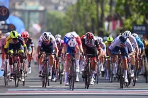 Esprínt final de la etapa 5 del Giro de Itallia 2022. Fernando Gaviria fue segundo - Foto: AP