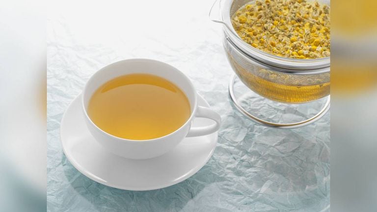 El té de manzanilla tiene propiedades antimicrobianas que podría evitar el crecimiento de la Helicobacter Pylori. Foto: GettyImages.