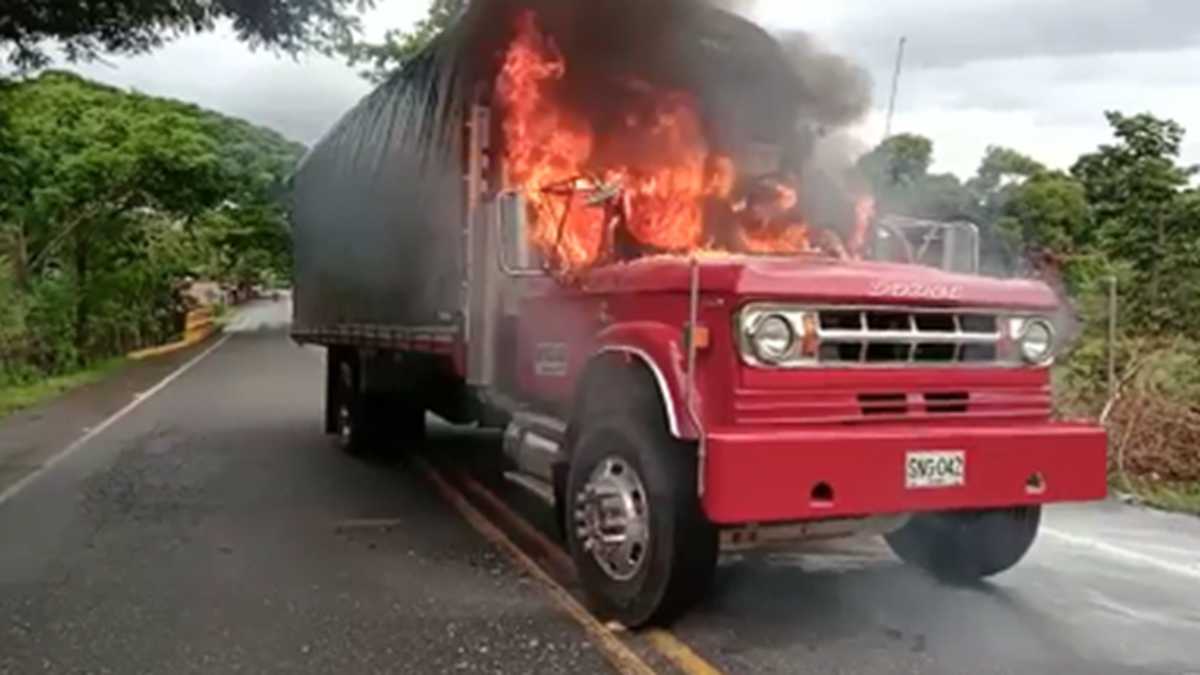 Vehículo incinerado en Caucasia, Antioquia.