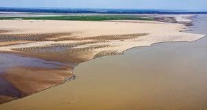 Vista aérea captada el 4 de octubre de 2023 en los bancos de arena de un río afectado por la sequía en Manaos, Brasil.