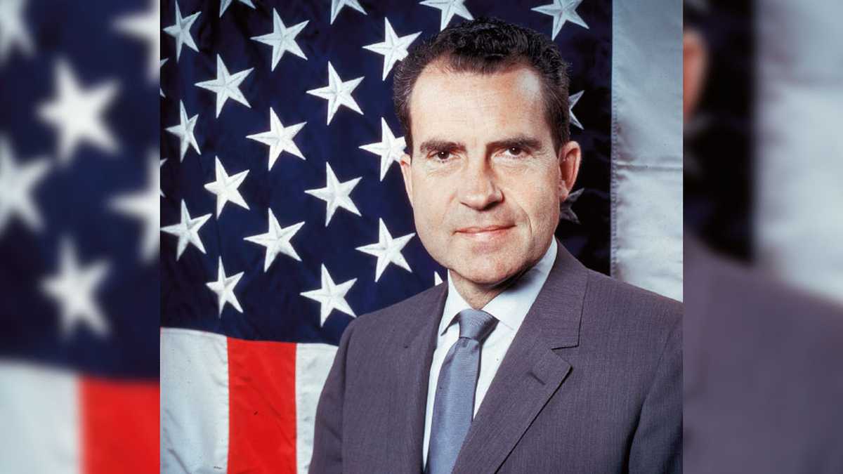 Richard Nixon tuvo una relación con una vendedora de cocteles que conoció durante una visita en Hong Kong en 1958, cuando era vicepresidente. 