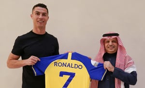 Cristiano Ronaldo posando con la camiseta del Al Nassr