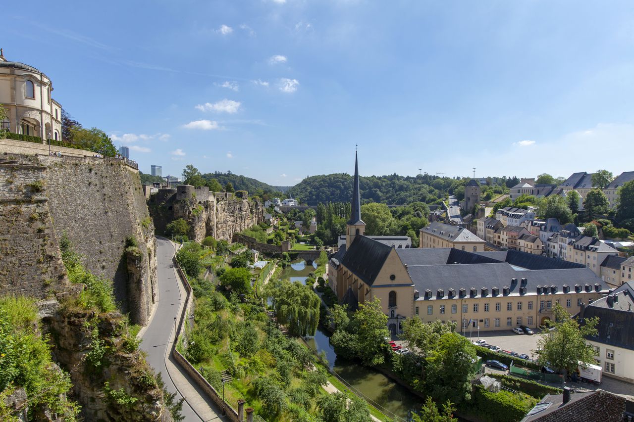 Luxemburgo: visión general de la ciudad y de la antigua Abadía de Neumunster a orillas del río Alzette en el casco antiguo, distrito de Grund, abadía convertida en lugar de encuentro público y centro cultural.