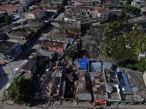 Una vista de edificios colapsados en Les Cayes, Haití, lunes, 16 de agosto de 2021, dos días después de un terremoto de 7.2-magnitud golpeó la parte suroeste del país. (Foto de AP / Fernando Llano)