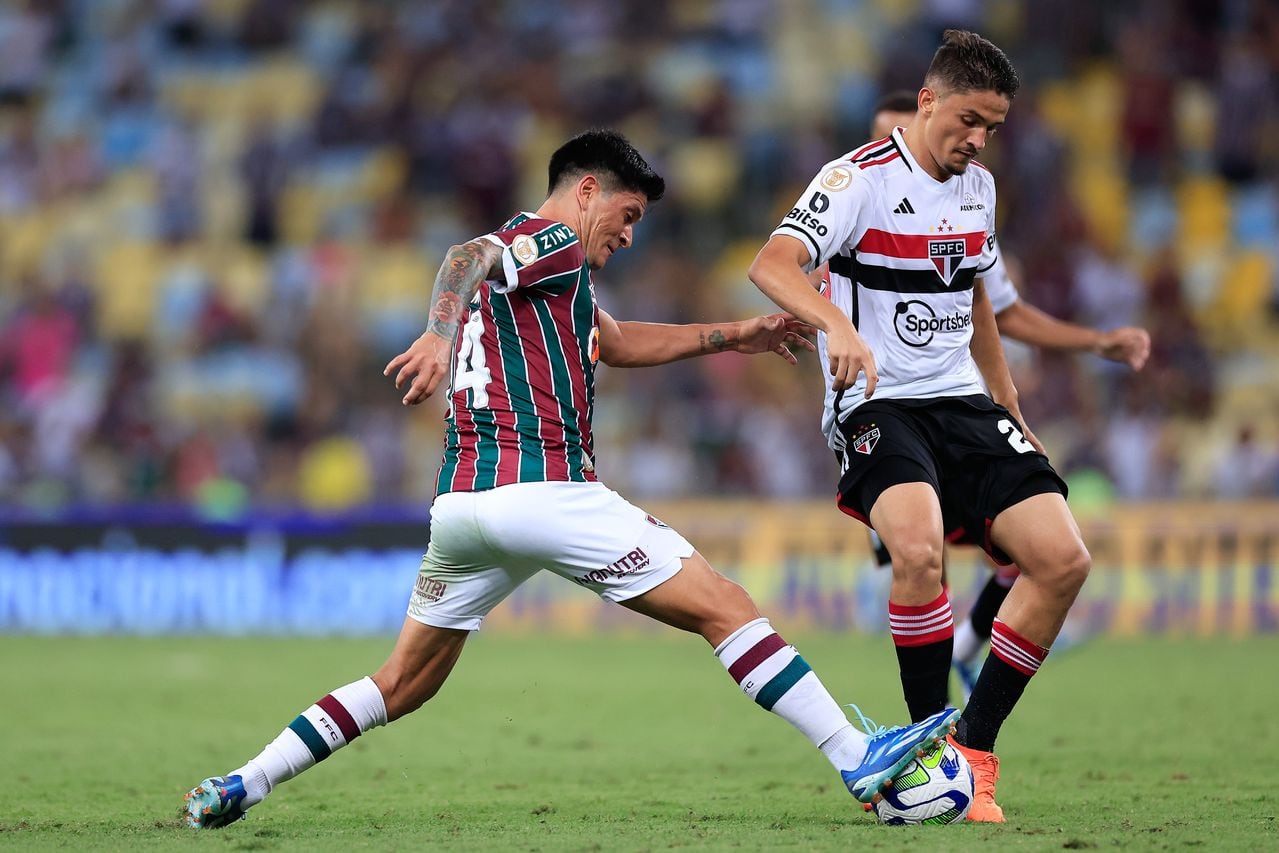 RIO DE JANEIRO, BRAZIL - NOVEMBER 20: German Cano of Fluminense competes for the ball with Pablo Maia of Sao Paulo during the match between Fluminense and Sao Paulo as part of Brasileirao 2023 at Maracana Stadium on November 22, 2023 in Rio de Janeiro, Brazil.  (Photo by Buda Mendes/Getty Images)