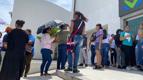 Se reportan largas filas para reclamar subsidio solidario en Barranquilla.
