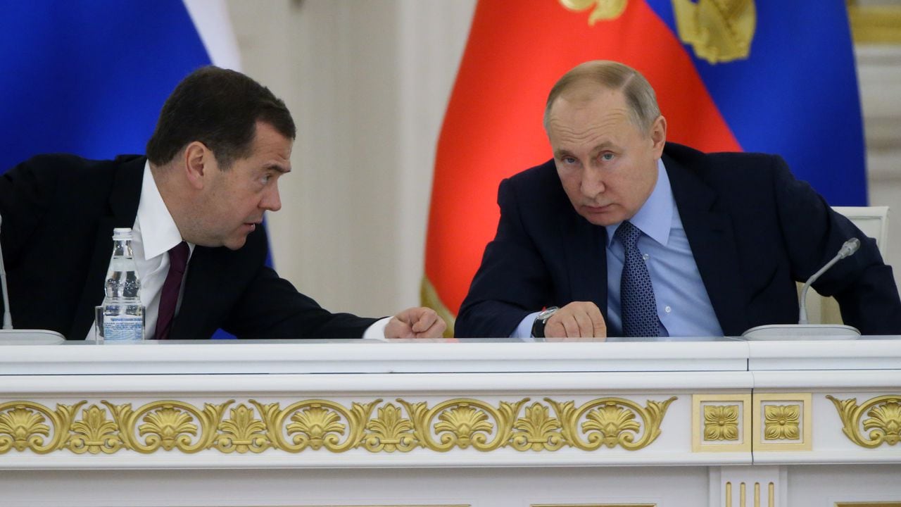 El presidente ruso Vladimir Putin (R) escucha al Primer Ministro Dmitry Medvedev (L) durante la reunión del Consejo de Estado en el Gran Palacio del Kremlin el 26 de diciembre de 2019 en Moscú, Rusia.