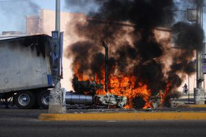 Un camión se incendia en una calle de Culiacán, estado de Sinaloa, el jueves 5 de enero de 2023. Las fuerzas de seguridad mexicanas capturaron a Ovidio Guzmán, un presunto narcotraficante buscado por Estados Unidos y uno de los hijos del exjefe del cartel de Sinaloa, Joaquín “El Chapo”. (AP Photo/Martin Urista)