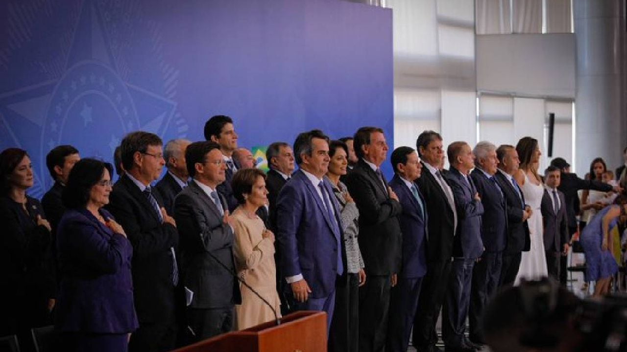 Diez de los 23 ministros del gabinete de Bolsonaro en Brasil presentaron su carta de renuncia