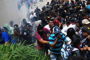 Votantes que protestan chocan con agentes de policía frente a un centro de votación que permanece cerrado tras presuntas amenazas e irregularidades durante las elecciones generales, en San José del Golfo, en las afueras del norte de la ciudad de Guatemala, el 25 de junio de 2023. (Photo by Johan ORDONEZ / AFP)