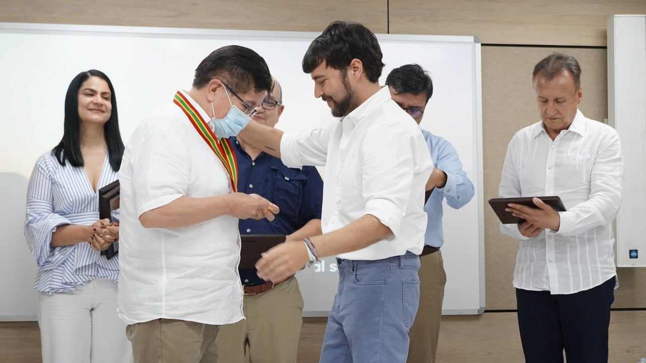 El alcalde de Barranquilla, Jaime Pumarejo, otorgando una medalla por su labor durante la pandemia el ministro de Salud, Fernando Ruiz Gómez.