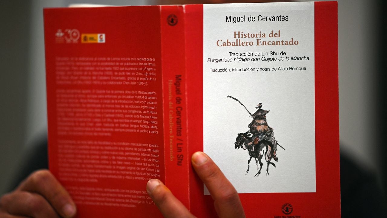"Historia del Caballero Encantado" la traducción al español de la versión china del Quijote de la Mancha. (Photo by GABRIEL BOUYS / AFP)