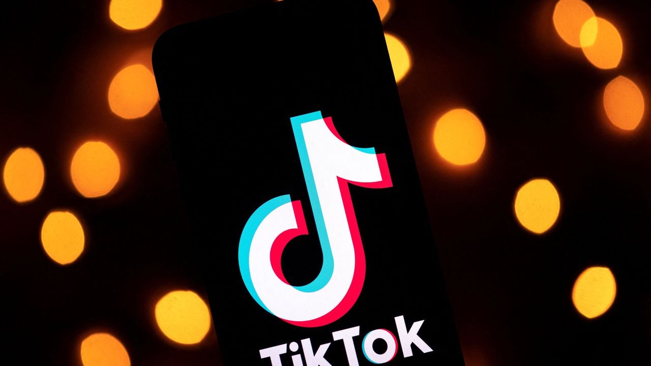 TikTok habilitará compras directamente sobre su plataforma. (Photo by Lionel BONAVENTURE / AFP)