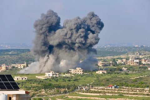 El humo sale del lugar de un ataque aéreo israelí en la aldea de Majdel Zoun, en el sur del Líbano, el 15 de abril de 2024, en medio de tensiones transfronterizas mientras continúan los combates entre Israel y los militantes palestinos de Hamás en la Franja de Gaza.