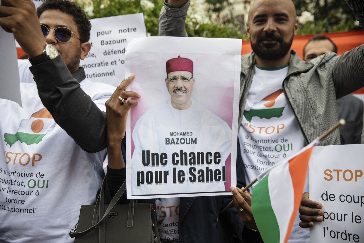 Manifestantes se reúnen frente a la Embajada de Níger en París, en apoyo al presidente de Níger Mohamed Bazoum y la CEDEAO, el sábado 5 de agosto de 2023.