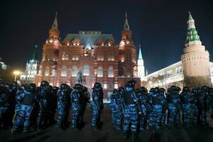 Los militares de la Guardia Nacional Rusa (Rosgvardia) se reúnen en la Plaza Roja para evitar una manifestación de protesta en Moscú, Rusia, el martes 2 de febrero de 2021. Un tribunal de Moscú ordenó al líder de la oposición rusa Alexei Navalny a prisión por más de 2 1 /. 2 años acusado de haber violado los términos de su libertad condicional mientras se recuperaba en Alemania de una intoxicación por agentes nerviosos. Navalny, quien es el crítico más destacado del presidente Vladimir Putin, había denunciado anteriormente el proceso como un vano intento del Kremlin de asustar a millones de rusos para que se sometieran. (Foto AP / Pavel Golovkin)