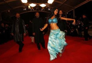 Una bailarina de Bollywood se presenta en la alfombra roja tras la llegada del productor indio Shekhar Kapur (i), el director indio Rakeysh Omprakash Mehra (c) y el director estadounidense Jeffrey Zimbalist (d) a la proyección de 'Bollywood. The Greatest Love Story Ever Told' en la 64 edición del Festival de Cine de Cannes, Francia.