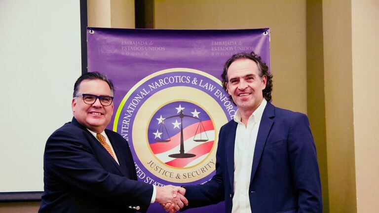 Embajador Francisco Palmieri junto al alcalde Federico Gutiérrez.