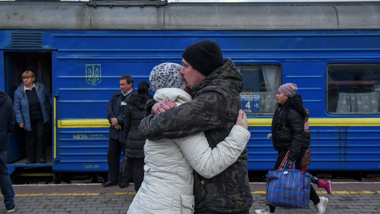 Sigue la salida de niños y mujeres de Ucrania.
