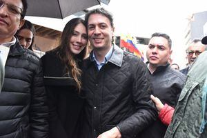 Daniel Quintero con su esposa Diana Osorio llegan a la procuraduria