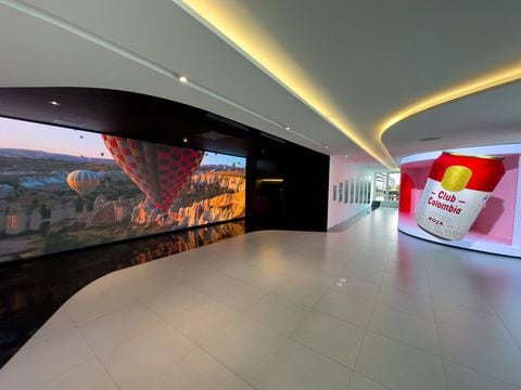 El showroom de Enmedio en Bogotá es un espacio de 600 metros cuadrados donde están exhibidas las últimas tendencias en señalización digital.