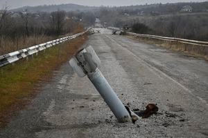 La cola de un cohete múltiple sobresale del suelo cerca de la aldea recientemente recuperada de Zakitne, Ucrania, el miércoles 9 de noviembre de 2022.