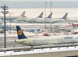 Aviones de varias aerolíneas permanecen en la pista del aeropuerto de Berlín-Tegel (Alemania), hoy, martes, 21 de diciembre de 2010. Unos 32 vuelos han sido anulados hoy en el aeropuerto de Tegel a causa del temporal de nieve que azota el país.