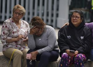La gente se reúne afuera después de que se sintió un terremoto de magnitud 7.6 en la Ciudad de México, el lunes 19 de septiembre de 2022. El terremoto ocurrió a la 1:05 p.m. hora local, según el U.S. Geologic Survey, que dijo que el terremoto se centró cerca del límite de los estados de Colima y Michoacán. (AP Foto/Fernando Llano)