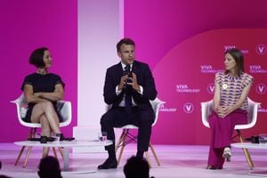 El presidente de Francia, Emmanuel Macron anunció este miércoles que su Gobierno destinará 500 millones de euros (un poco más de 2 billones de pesos colombianos aproximadamente) en financiación suplementaria para el desarrollo de inteligencia artificial en ese país. (Photo by Yoan VALAT / POOL / AFP)
