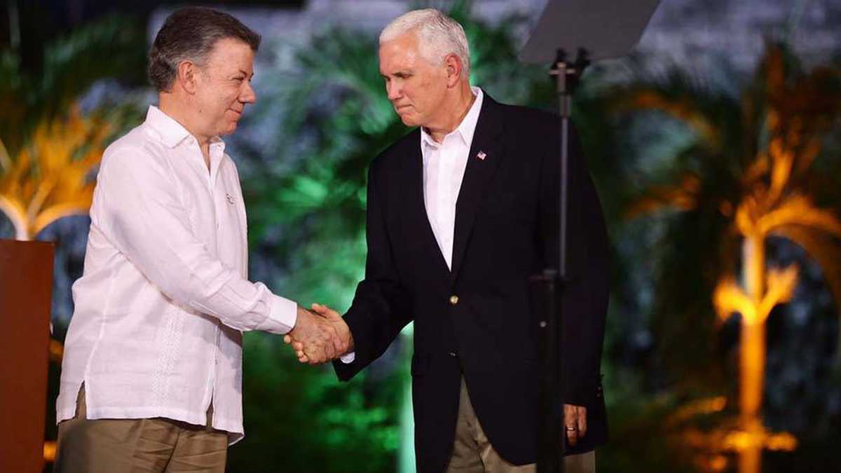 Juan Manuel Santos y Mike Pence 
