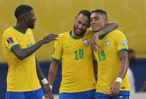 Neymar y Raphinha celebrando el primer gol de Brasil ante Uruguay