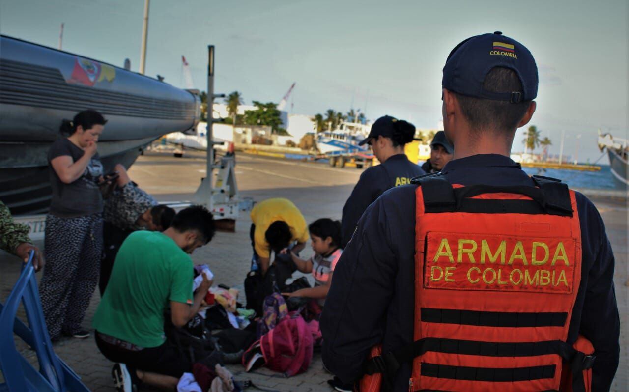 Según el informe, una vez en el área, los integrantes de la Armada visualizaron a varias personas cerca a las costas de la isla, por lo que procedieron a verificar, determinando que se trataba de un grupo de migrantes que pretendían continuar su tránsito irregular a Centroamérica.