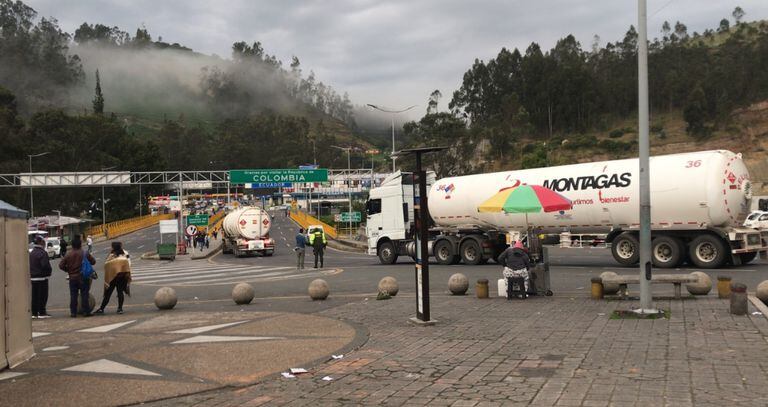 Vehículos se desplazan hacia Ecuador para transportar gas a Nariño, sumergido en una crisis por cuenta del deslizamiento de tierra que partió en dos la vía Panamericana.