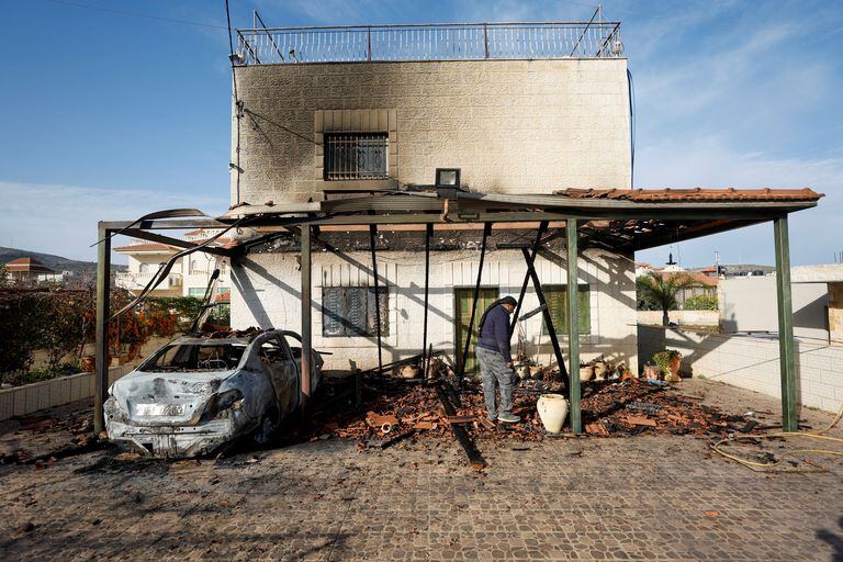 Un palestino inspecciona una casa dañada en Turmus Ayya, en la Cisjordania ocupada por Israel.