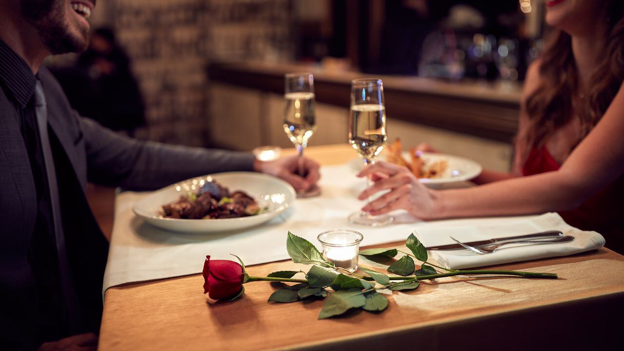 Existen diversas formas de preparar una noche romántica para celebrar San Valentín.