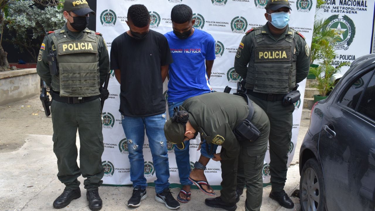 ¡El colmo! Dos condenados tenían brazaletes del Inpec y manejaban un carro robado en Cartagena
