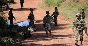  Soldados supervisan el rescate de los cuerpos de los miembros del ejército asesinados.