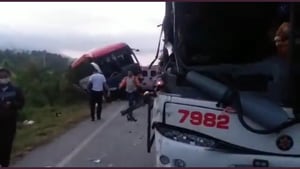 El accidente en el Cesar se produjo cuando un bus de servicio intermunicipal chocó violentamente contra un vehículo particular en el kilómetro14+400 vía Bosconia – Río Ariguaní, jurisdicción del municipio de El Copey, Cesar.