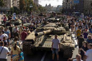 La gente visita una exposición de vehículos y armas militares rusos destruidos, dedicada al próximo Día de la Independencia del país, en medio del ataque de Rusia a Ucrania, en el centro de Kyiv, Ucrania, 21 de agosto de 2022. Foto REUTERS / Valentyn Ogirenko