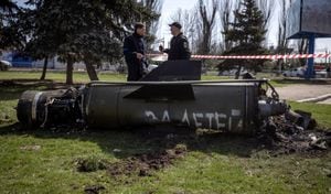 Autoridades ucranianas resguardan uno de los misiles que cayeron sobre la estación de trenes de Kramatorsk