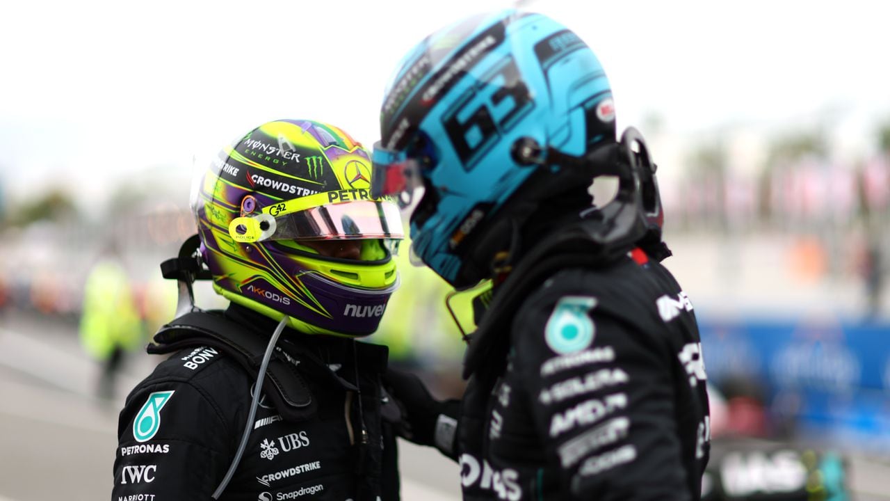 Lewis Hamilton y George Russell, corredores de Mercedes.