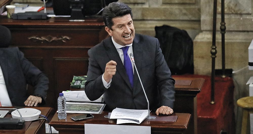 El entonces ministro de Defensa, Diego Molano, fue citado a debate de moción de censura que fracasó. Él defendió el operativo.  No obstante, el documento de la Procuraduría advierte la posible responsabilidad del comando superior, que ordenó el ataque.  