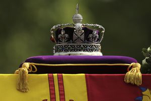 El ataúd de la reina Isabel II, adornado con un estandarte real y la corona del estado imperial, es tirado por un carruaje de artillería a caballo real de la tropa del rey, durante una procesión ceremonial del ataúd de la reina Isabel II, desde el Palacio de Buckingham hasta el Salón de Westminster. Miércoles, 14 de septiembre de 2022.