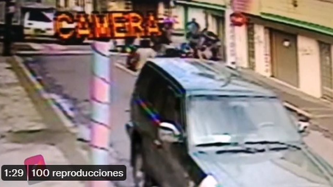 Queman moto y casi linchan ladrón en Bogotá